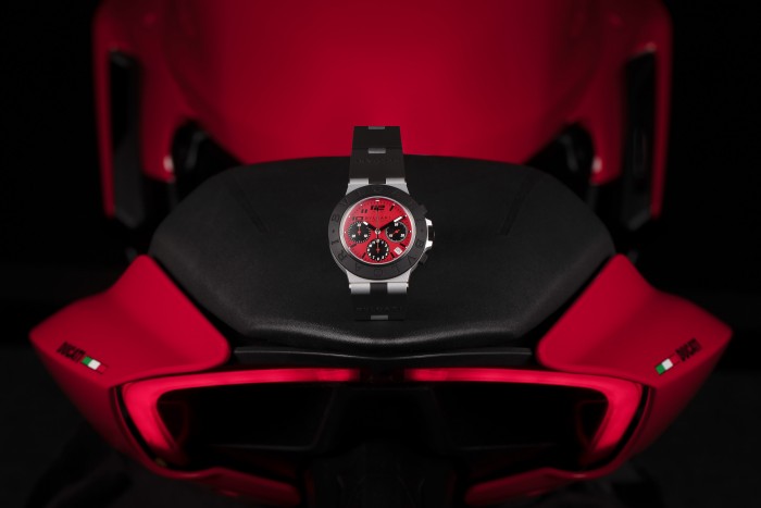 Luxusórát kapnak a motorosok