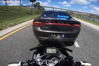 Büntetőfékezett a rendőr, kis híján kinyírta a motorost