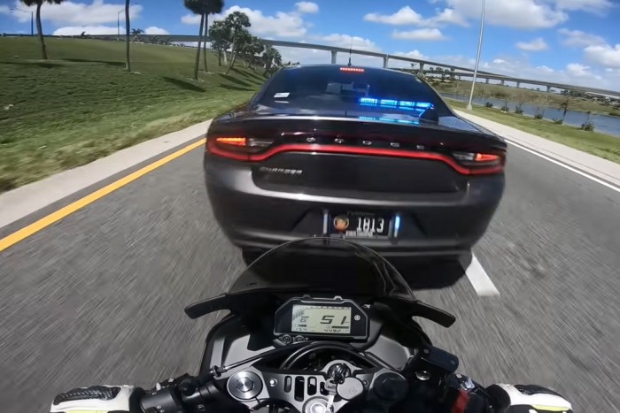 Büntetőfékezett a rendőr, kis híján kinyírta a motorost