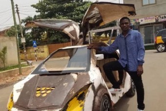 Ezen a fémhulladékból épített sportkocsin átjön a gépek szeretete