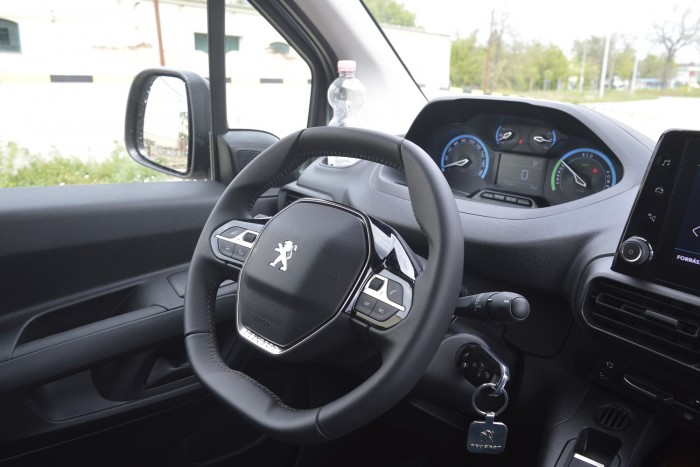 Hasznos dolgot rejt ennek a Peugeot-nak a padlója 42 Hasznos dolgot rejt ennek a Peugeot-nak a padlója 42