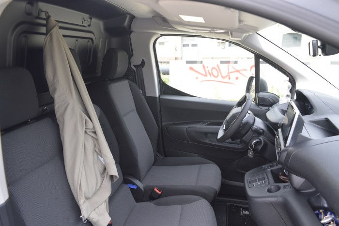 Hasznos dolgot rejt ennek a Peugeot-nak a padlója 44 Hasznos dolgot rejt ennek a Peugeot-nak a padlója 44