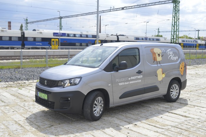 Hasznos dolgot rejt ennek a Peugeot-nak a padlója 51 Hasznos dolgot rejt ennek a Peugeot-nak a padlója 51