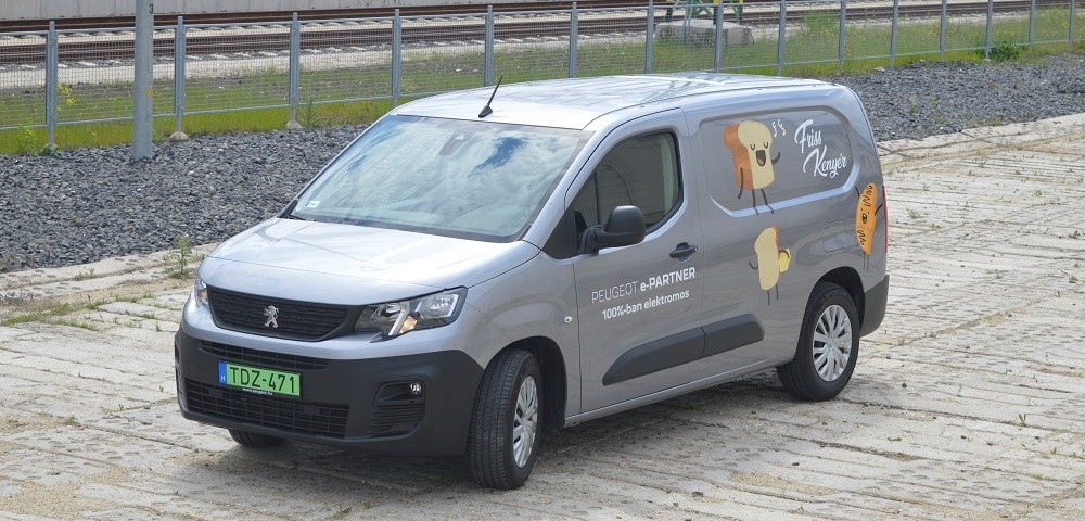 Hasznos dolgot rejt ennek a Peugeot-nak a padlója