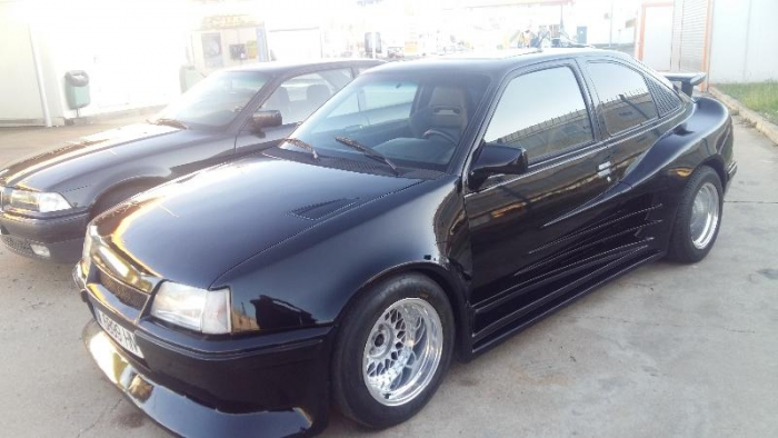 Jól áll ennek az öreg Opelnek a Ferrari-szerű kabát? 1