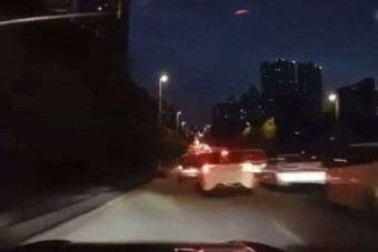 Azt hitte, kihalt a város, de nagyot tévedett a száguldó autós