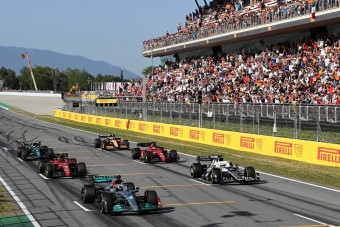 Kórházba került rajongóin segítene a Forma-1