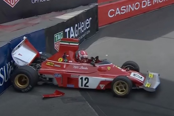 Legendás F1-es autót dobott el Monacóban Leclerc