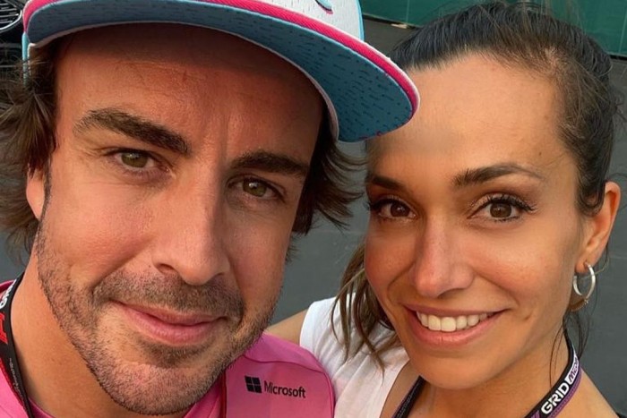 F1: Megmutatta új barátnőjét Alonso 1 | Vezess F1: Megmutatta új barátnőjét Alonso 1