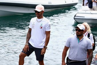 Ilyen jachttal ment a Forma-1-es futamra Hamilton