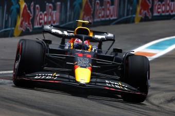 F1: Előnyben a Red Bull, Schumacher az élmezőnyben