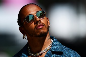 F1: Kivételezhet Hamiltonnal az FIA