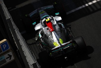 F1: Hamilton kiborult, elege van az autójából