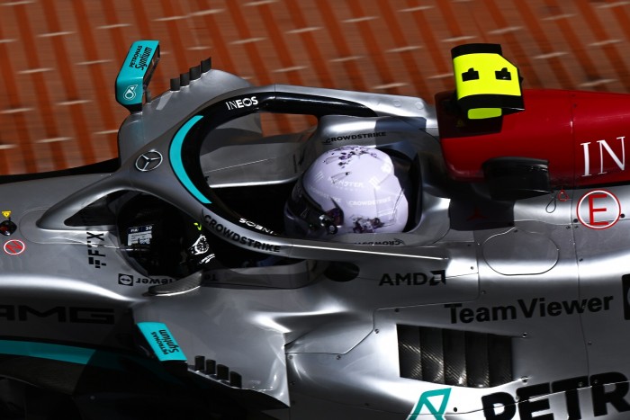 F1: Drágaköves sisakkal száguld Hamilton