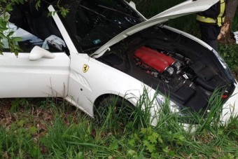 Bezúgott az árokba egy Ferrari az M7-esen