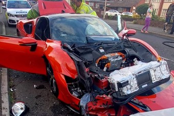 200 milliós Ferrarival tarolta le a parkoló kisautókat