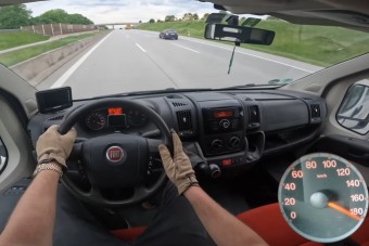 Megnézték, mire képes egy furgon a német sztrádán