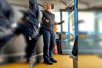 Áldást kér utasaira a különleges budapesti buszsofőr