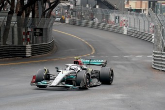 F1: Még az eső sem segített Hamiltonnak