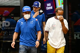 F1: Alonso odaszúrt a szenvedő Hamiltonnak