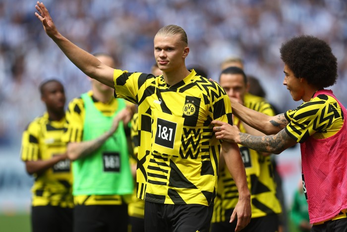 Luxusórákkal köszönt el csapatától a futballsztár