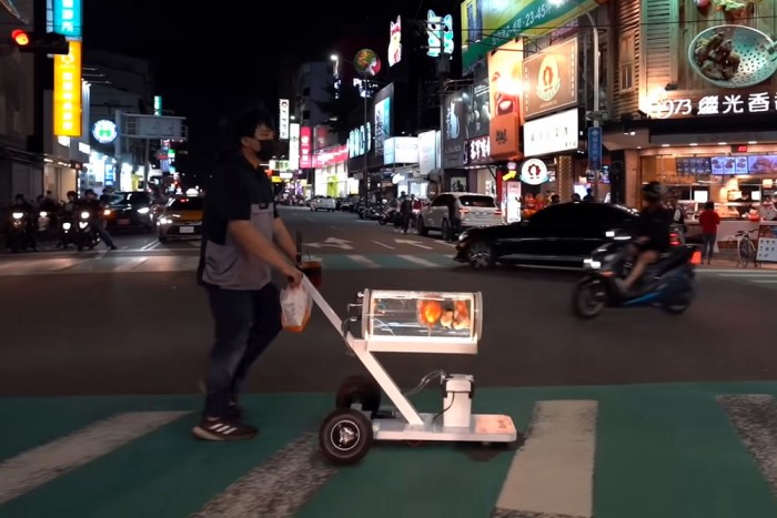 Gokartkerekeken gurul az aranyhal-sétáltató