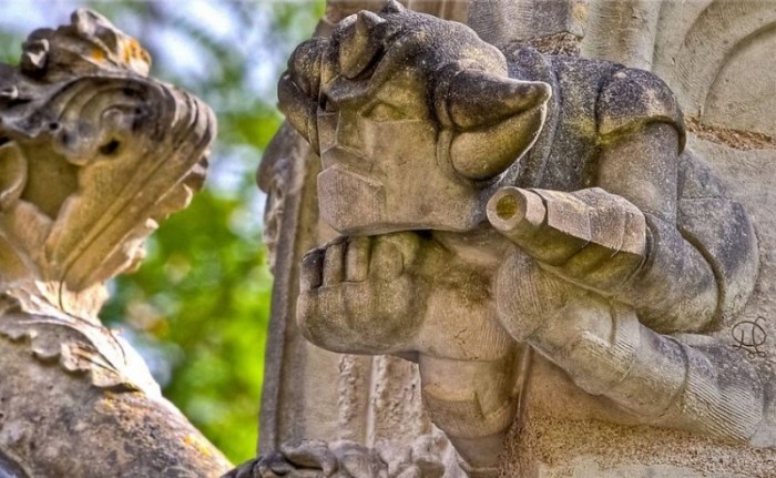 Földön kívüli lény szobra van egy skót templomon 3