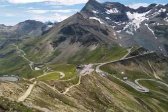 Elegük van a száguldozókból az osztrákoknak, sebességkorlátozás jön a legszebb hegyi úton 