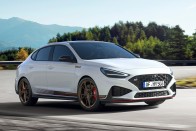Elegánsabb lett a Hyundai családi izomautója 34 Elegánsabb lett a Hyundai családi izomautója 34