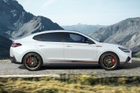 Elegánsabb lett a Hyundai családi izomautója 36 Elegánsabb lett a Hyundai családi izomautója 36