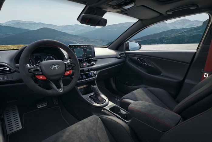 Elegánsabb lett a Hyundai családi izomautója 9