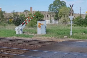 Értetlenül nézik magyar netezők a semmibe rakott vasúti sorompókat