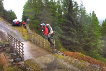 Jönnek a repülő emberek, akik életet mentenek