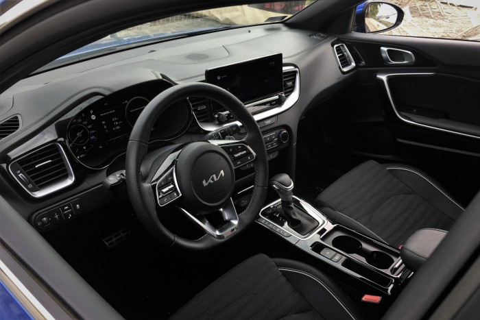 Szidni nem érdemes, szeretni egyszerűbb – Kia Ceed 8