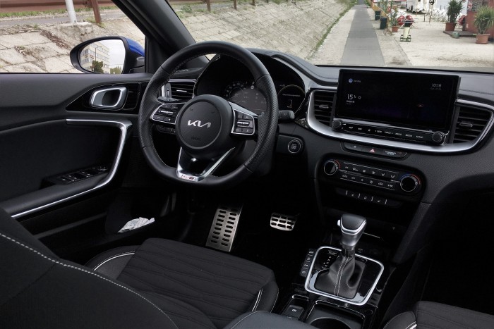 Szidni nem érdemes, szeretni egyszerűbb – Kia Ceed 12