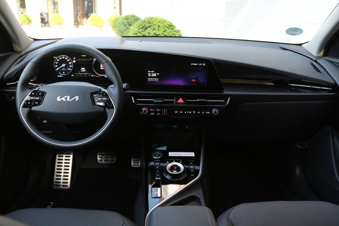 Modernebb, frissebb a hangulat, nagyrészt az alábbi cikkünkben részletezett burkolatoknak, kárpitanyagoknak és a két, 10,25-10,25” képátlójú képernyőnek köszönhetően