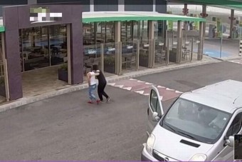 Nem voltak szégyellősek, egy benzinkút üvegfalára vizeltek az M43-as mellett