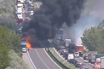 Piszkosul lángolt egy kamion az M1-esen, a bámészkodók pedig ütköztek