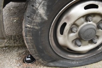 Tilos parkolásért kiszúrt abroncs?
