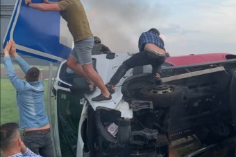 Lángoló teherautóból mentették ki a sofőrt az M5-ösön