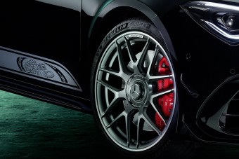 Folytatja az önünneplést a Mercedes sportrészlege