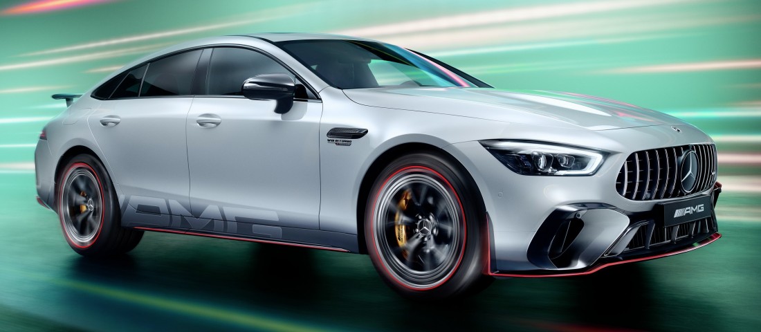 F1-es technológiától brutális ez a szedán