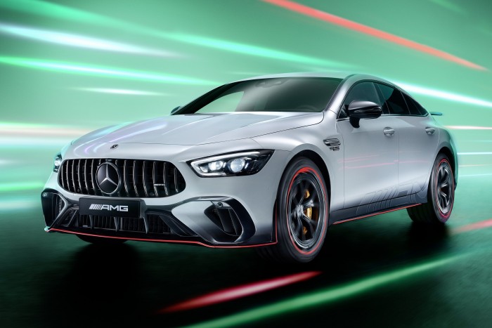 F1-es technológiától brutális ez a szedán 5