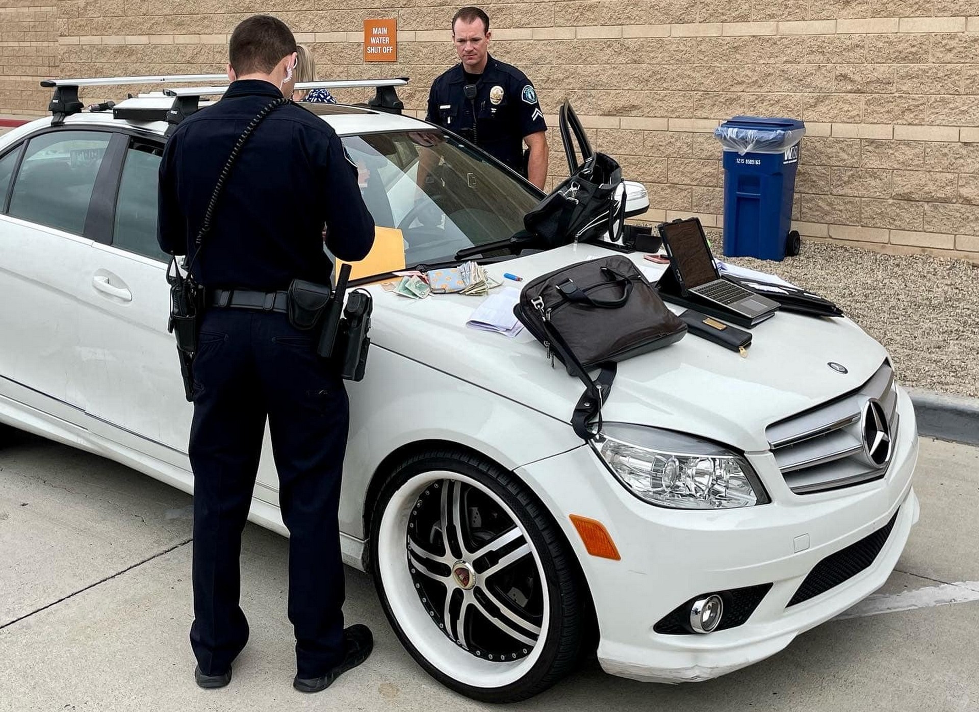 Tele volt meglepetéssel a tolvajok Mercedese 1