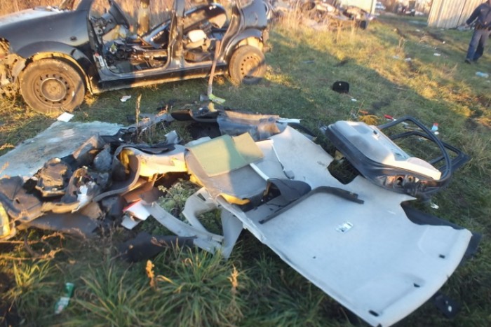 A kertben bontották a roncsokat, amikor jöttek a rendőrök