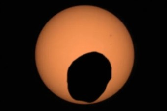 Látványos felvételen a marsi napfogyatkozás 