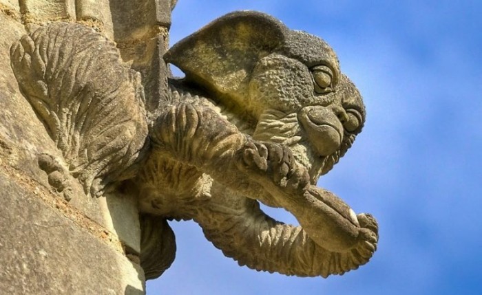 Földön kívüli lény szobra van egy skót templomon 4