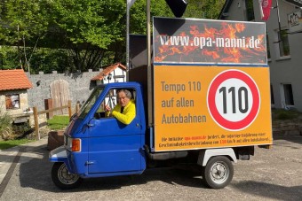 55 km/órával tötyögve tiltakozik az autópályán egy német öregúr