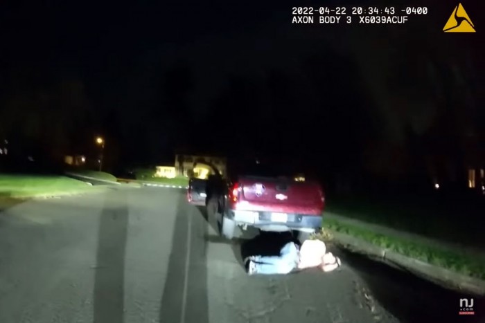 Kiröhögték az autó mellett fekvő részeget, kiderült, hogy rendőr 1