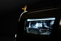 Luxusrészletekkel hódít az új Rolls 53
